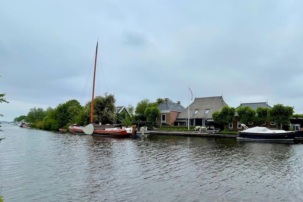 Puur Eastermar - Monumentaal, Authentiek En Luxe Koetshuis Aan Open Vaarwater Met Jacuzzi En Sauna Oostermeer Екстер'єр фото