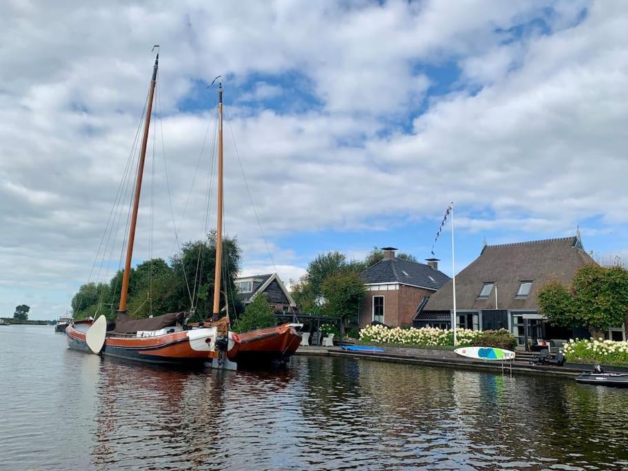 Puur Eastermar - Monumentaal, Authentiek En Luxe Koetshuis Aan Open Vaarwater Met Jacuzzi En Sauna Oostermeer Екстер'єр фото