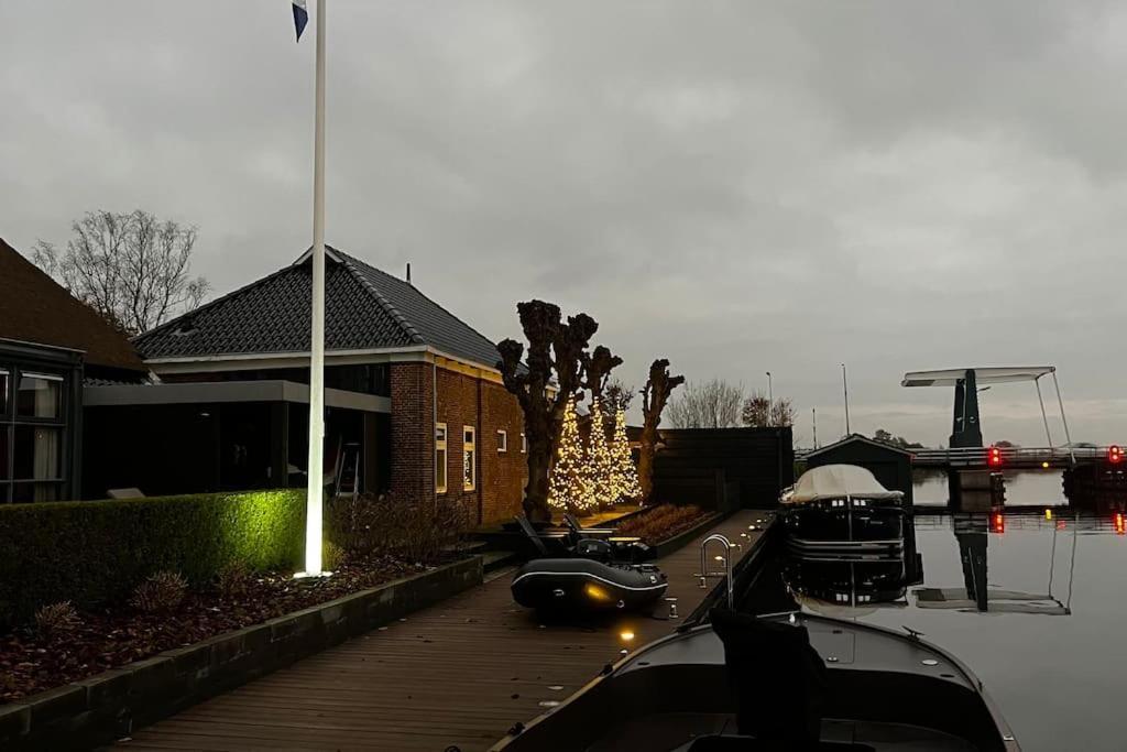 Puur Eastermar - Monumentaal, Authentiek En Luxe Koetshuis Aan Open Vaarwater Met Jacuzzi En Sauna Oostermeer Екстер'єр фото