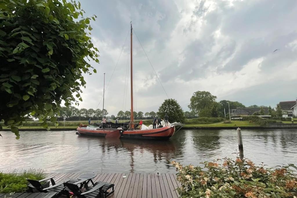 Puur Eastermar - Monumentaal, Authentiek En Luxe Koetshuis Aan Open Vaarwater Met Jacuzzi En Sauna Oostermeer Екстер'єр фото