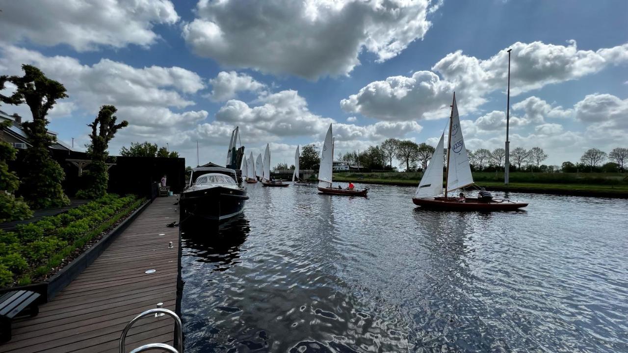 Puur Eastermar - Monumentaal, Authentiek En Luxe Koetshuis Aan Open Vaarwater Met Jacuzzi En Sauna Oostermeer Екстер'єр фото