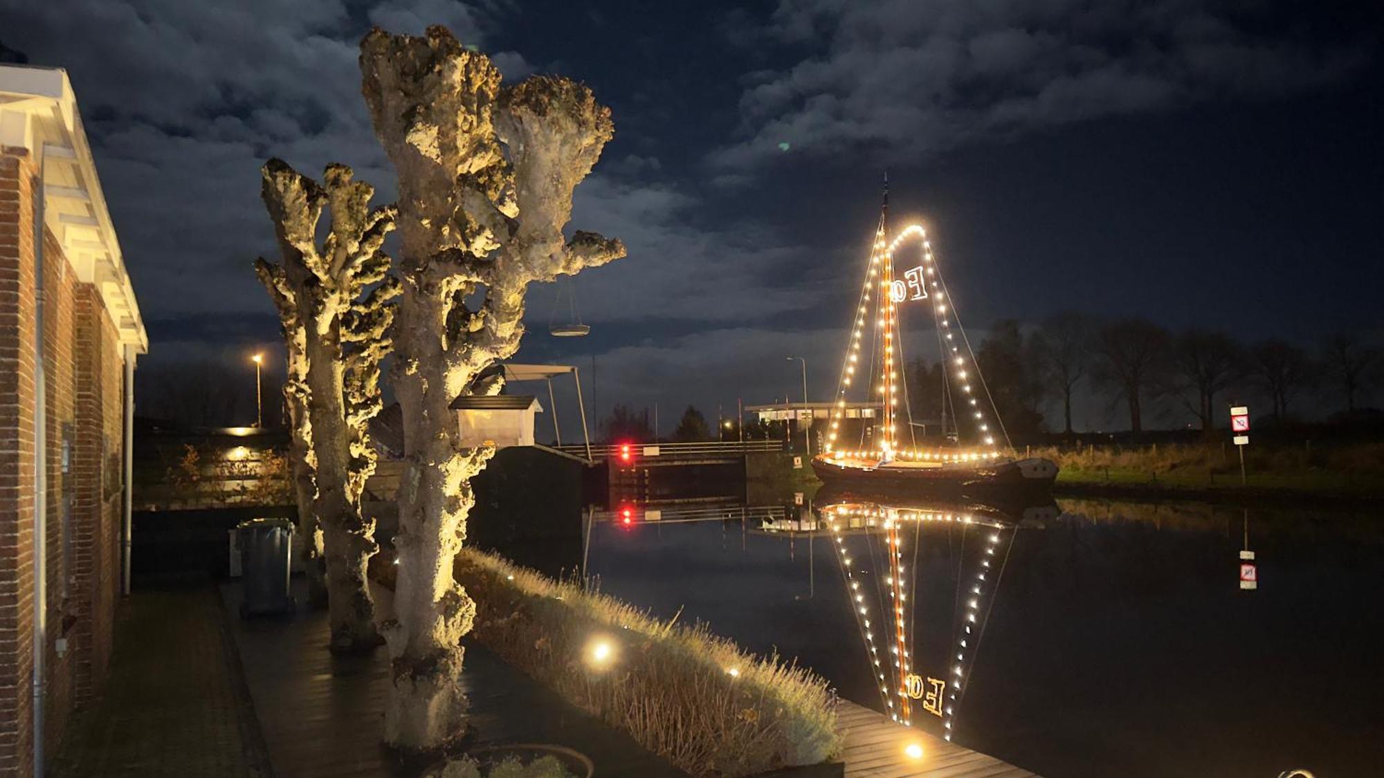 Puur Eastermar - Monumentaal, Authentiek En Luxe Koetshuis Aan Open Vaarwater Met Jacuzzi En Sauna Oostermeer Екстер'єр фото