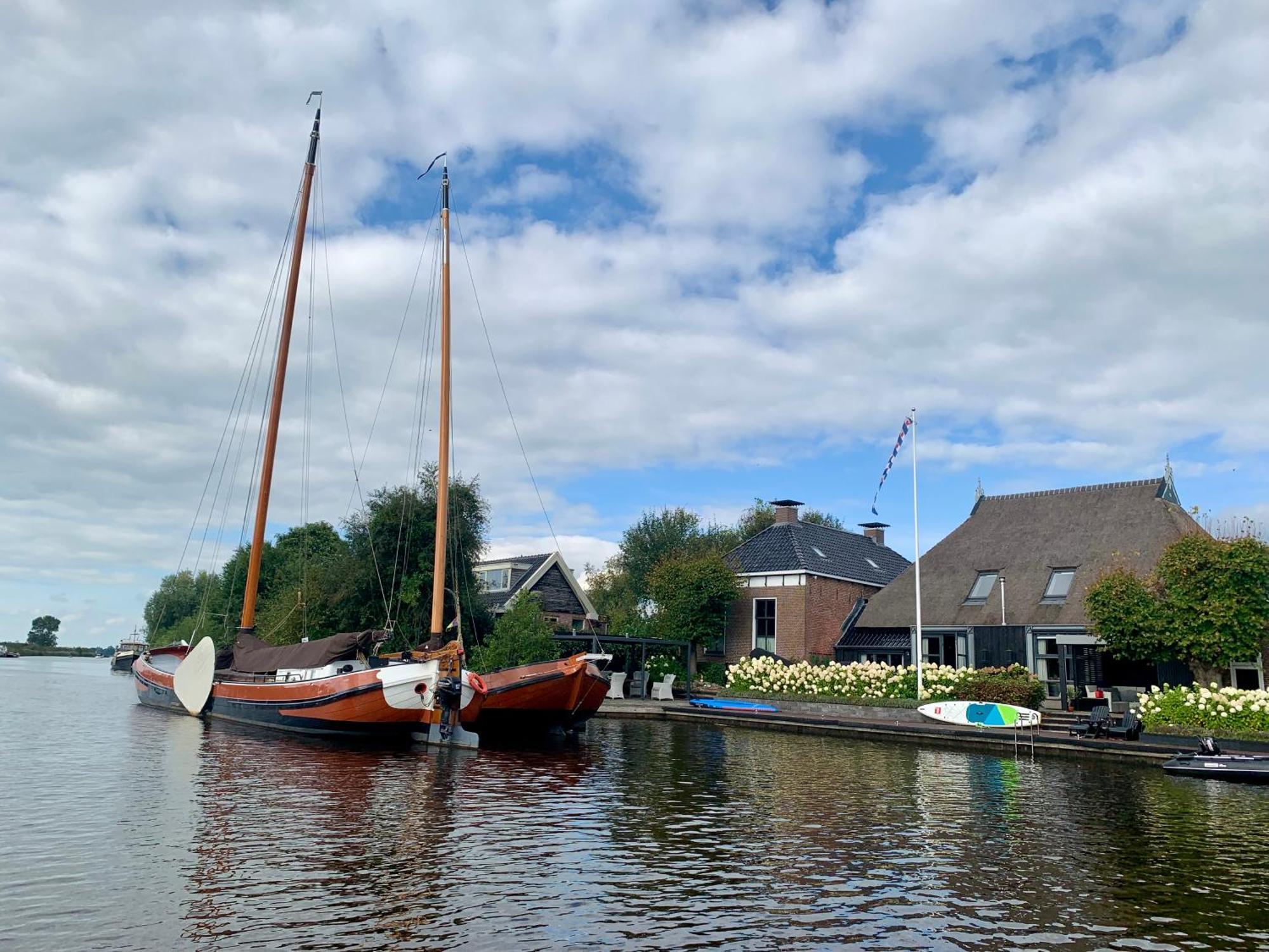 Puur Eastermar - Monumentaal, Authentiek En Luxe Koetshuis Aan Open Vaarwater Met Jacuzzi En Sauna Oostermeer Екстер'єр фото